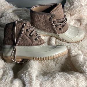 Women’s ankle duck boots.  Only worn a few times.